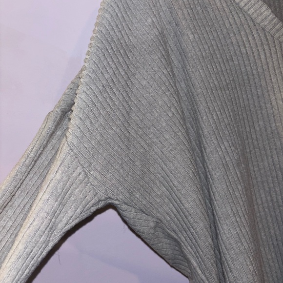 Gray V-Neck Ribbed Sweater - Picture 4 of 9